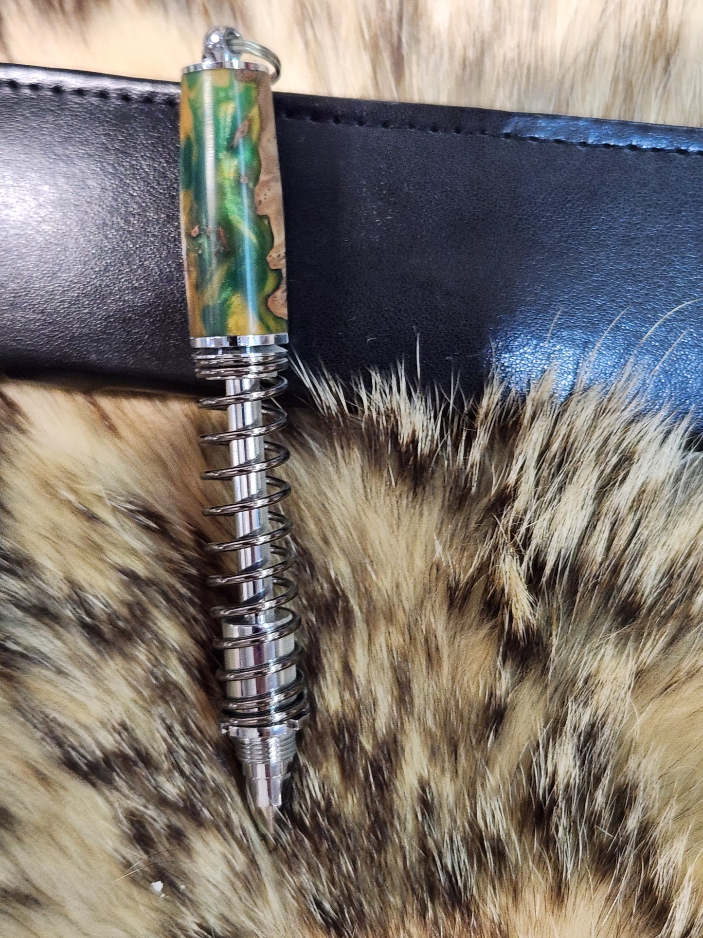 Shock absorber pen in Australian york gum and green resin