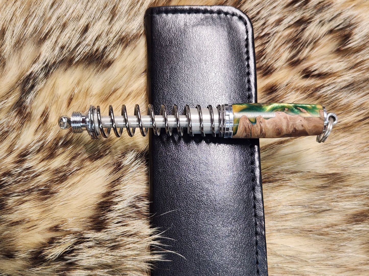 Shock absorber pen in Australian york gum and green resin